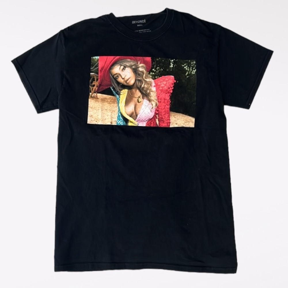 Beyoncé Tshirt Beyoncé Cowgirl hat western graphics black white red size small